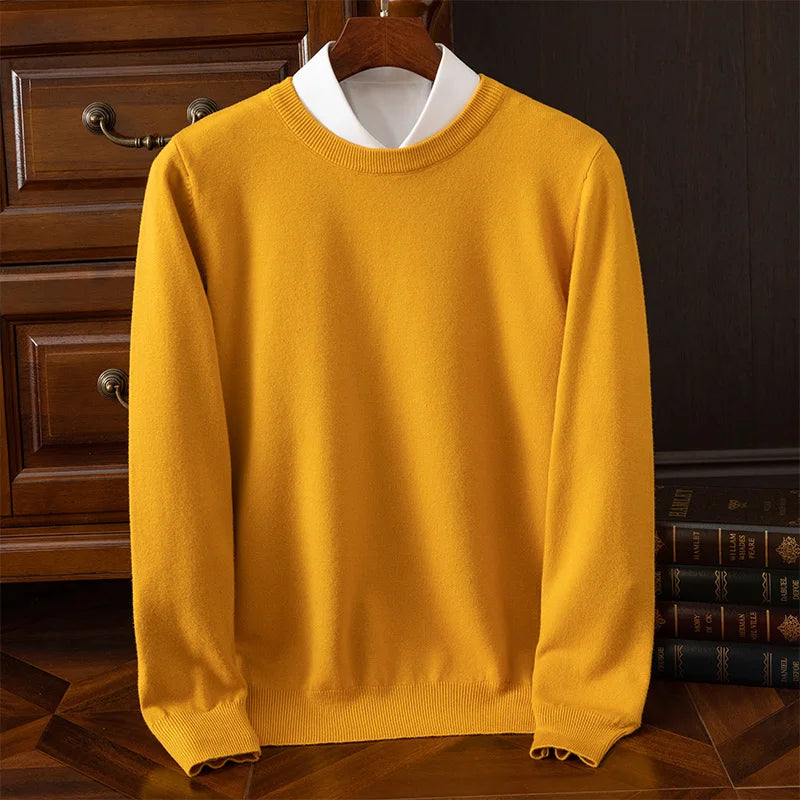 Suéter de cuello redondo de lana merino para hombre: prenda de punto suave, cálida y versátil para otoño e invierno.