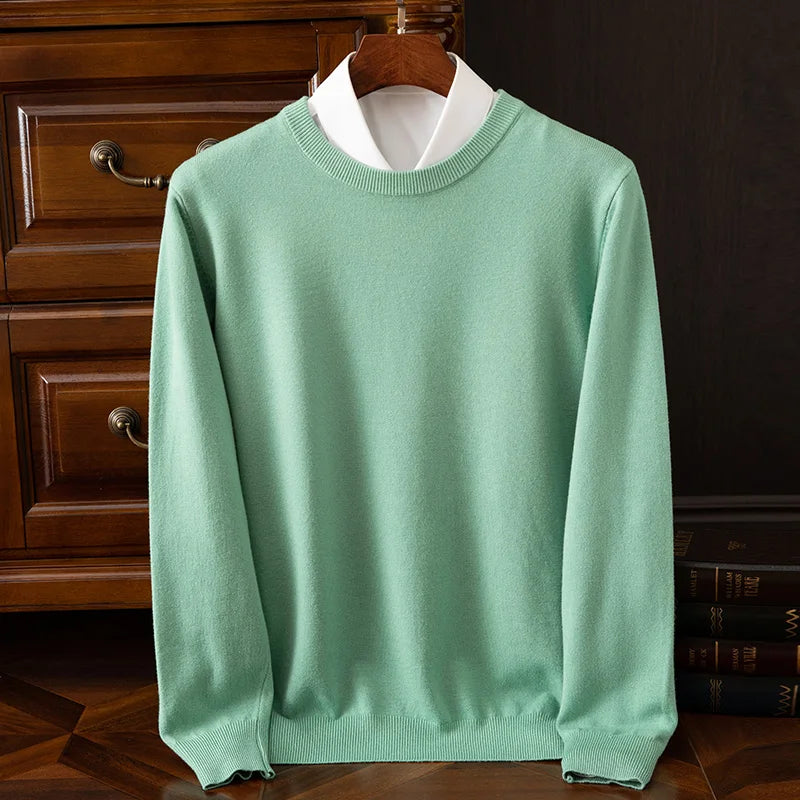 Suéter de cuello redondo de lana merino para hombre: prenda de punto suave, cálida y versátil para otoño e invierno.