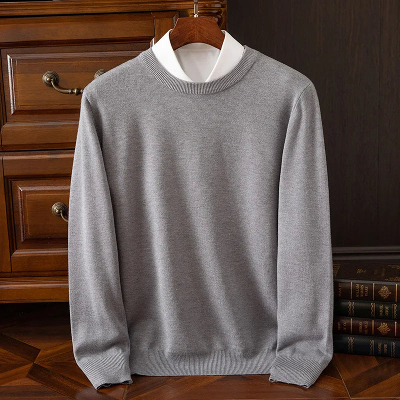Suéter de cuello redondo de lana merino para hombre: prenda de punto suave, cálida y versátil para otoño e invierno.
