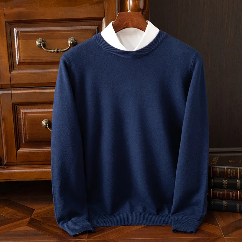 Suéter de cuello redondo de lana merino para hombre: prenda de punto suave, cálida y versátil para otoño e invierno.