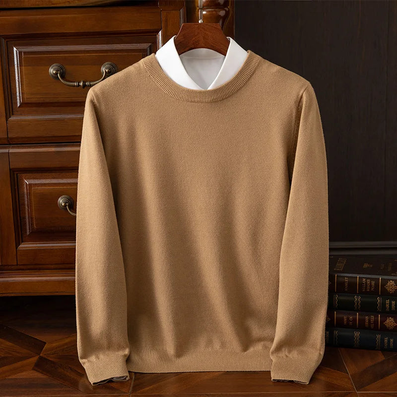 Suéter de cuello redondo de lana merino para hombre: prenda de punto suave, cálida y versátil para otoño e invierno.