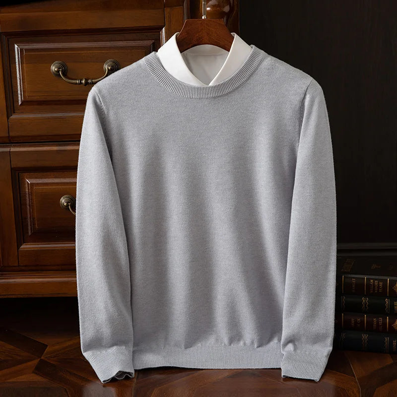 Suéter de cuello redondo de lana merino para hombre: prenda de punto suave, cálida y versátil para otoño e invierno.